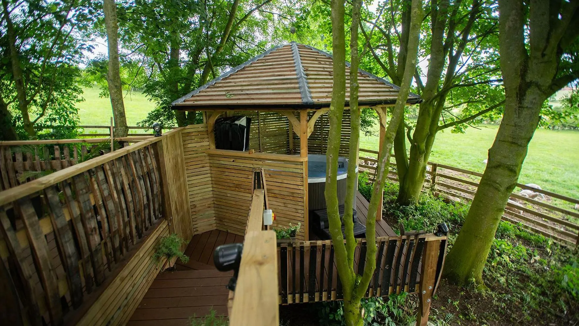 Burtree Country House, Tipi'S, Treehouse & Lodge & House Rooms With Hot Tubs In A Private Garden Thirsk United Kingdom