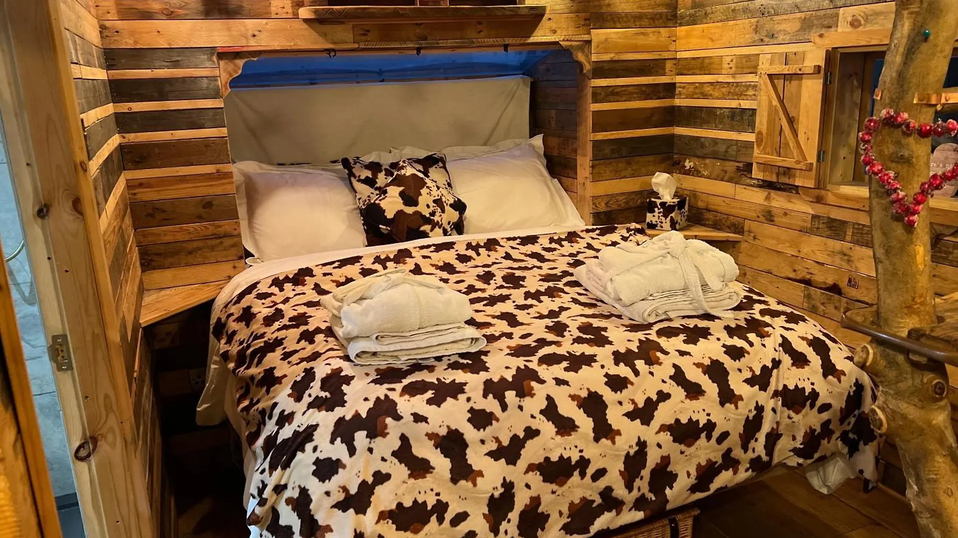 Burtree Country House, Tipi'S, Treehouse & Lodge & House Rooms With Hot Tubs In A Private Garden Thirsk