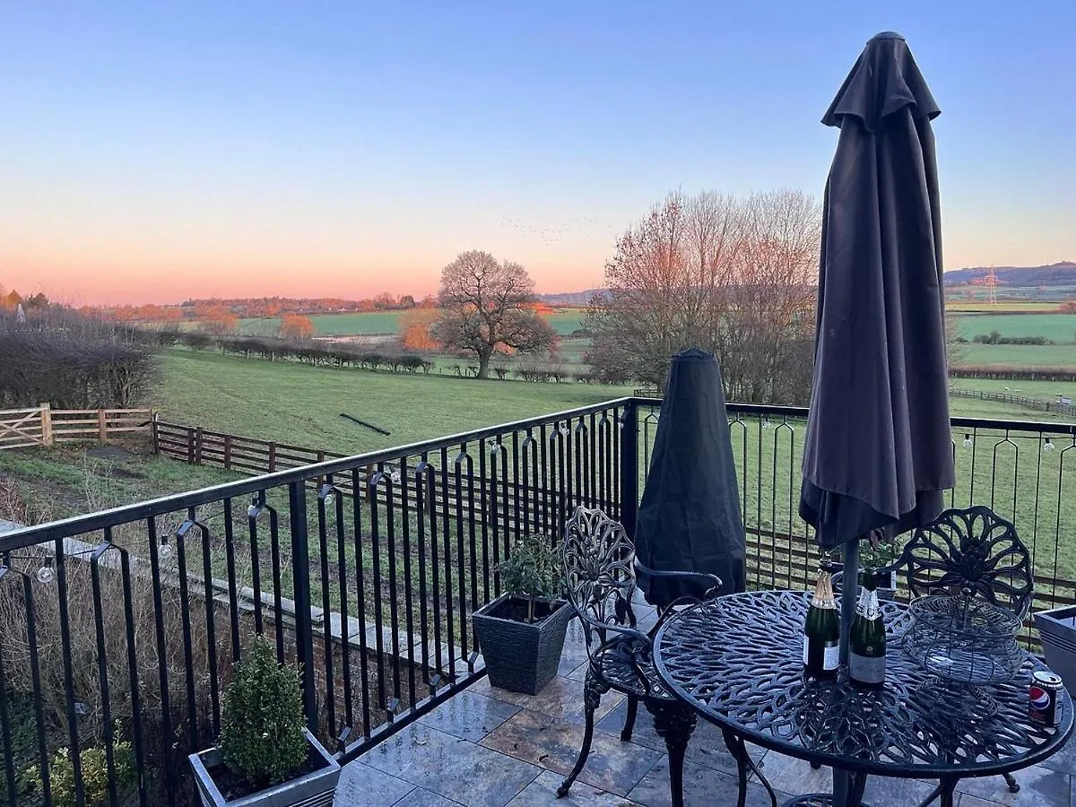 Burtree Country House, Tipi'S, Treehouse & Lodge & House Rooms With Hot Tubs In A Private Garden Thirsk
